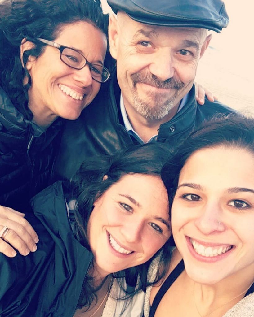 RayeCoach's tweet photo. Cheers to the best family ever 🍻🥂 Happy Holidays from the Scott's ✡️🔯🕎🎅🏽🎄🎁 https://t.co/zuPpI1Mz2O