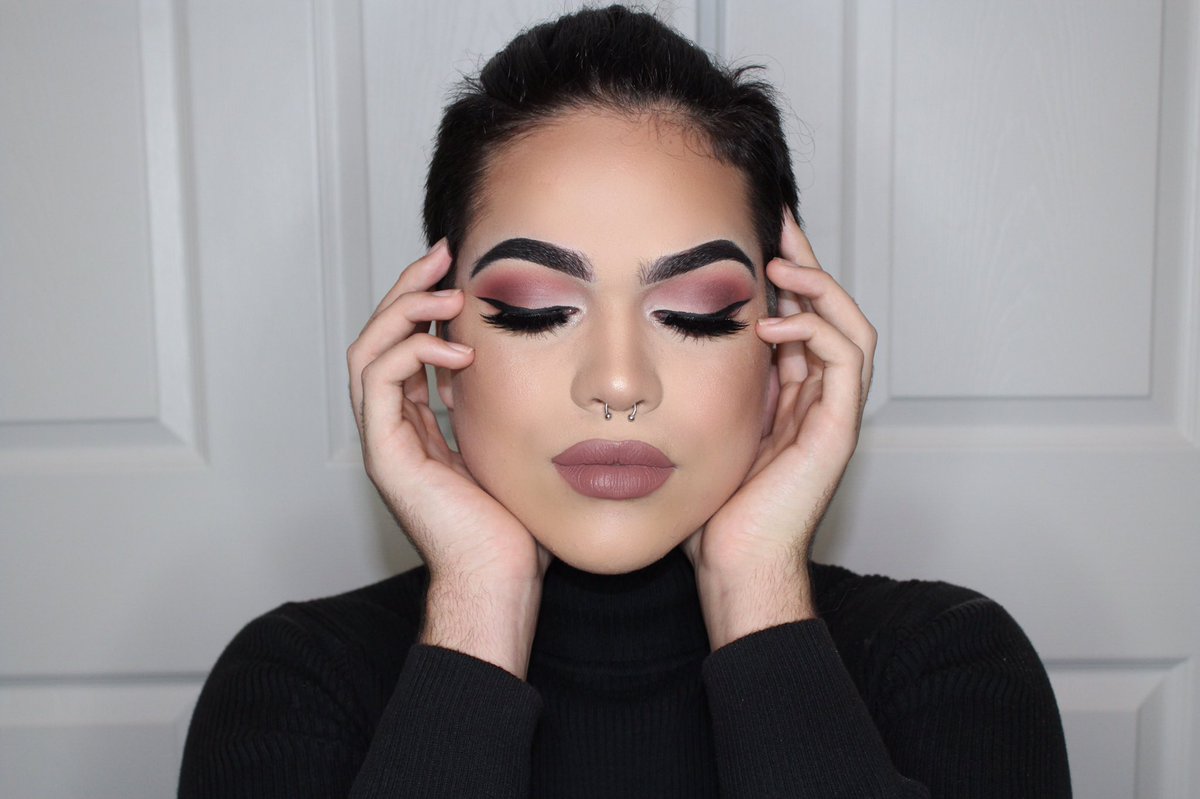 robyn_sinn's tweet photo. Debating if I should film this or not. New Years party look using the @ABHcosmetics modern renaissance palette! https://t.co/oANyI7KBMN
