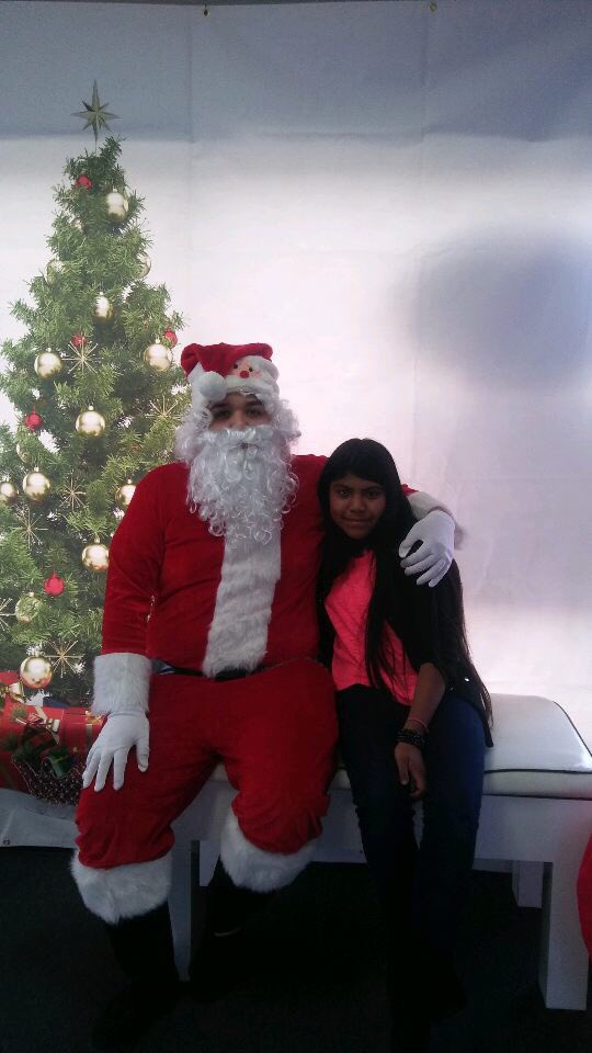 piper_mcmahon's tweet image. Santa came to town and is at real wireless! 🎄🎁 @KellyEveleigh @alexiaautin #SantaLovesBoostMobile #realwireless