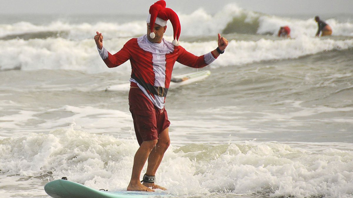 Hundreds of surfing Santas show off in Cocoa Beach bit.ly/2hnioo1 https://t.co/fwWoMufWK5