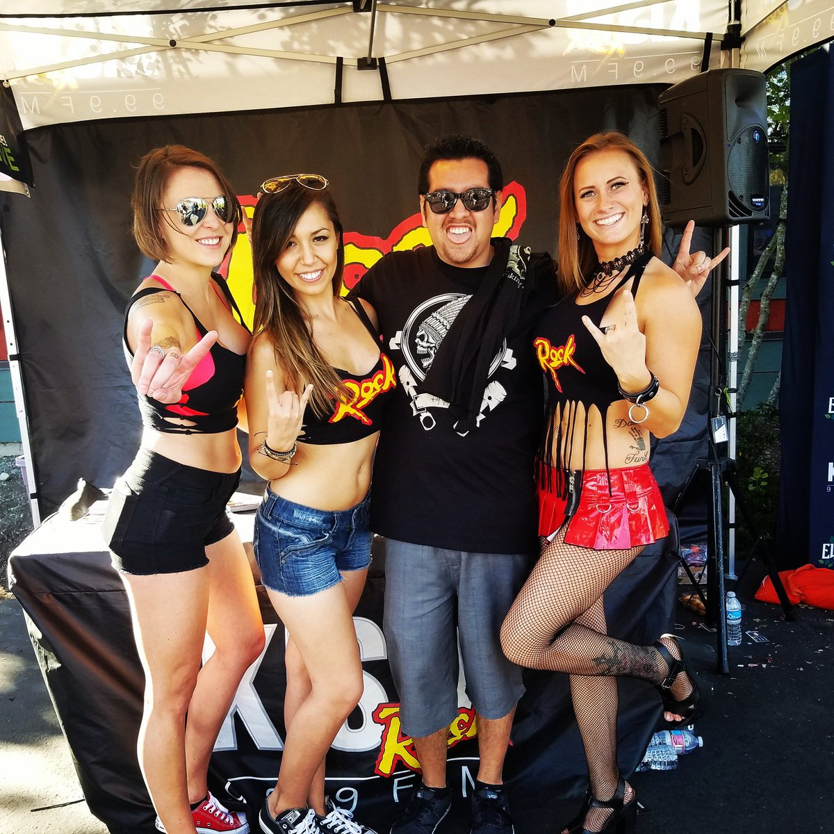 AngelzBofficial's tweet photo. Happy Holidays! @999KISW #pain2016 https://t.co/4ga4fVFbdu