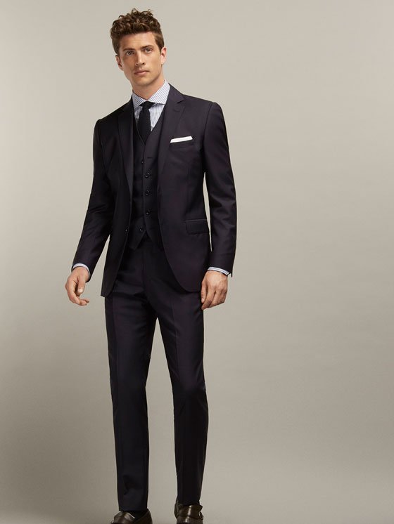 -Por su parte, Stefan con mejor gusto en vestimenta, le deja un par de regalos a @FlirtuousFangs sobre la cama. Modelo no incluido.-