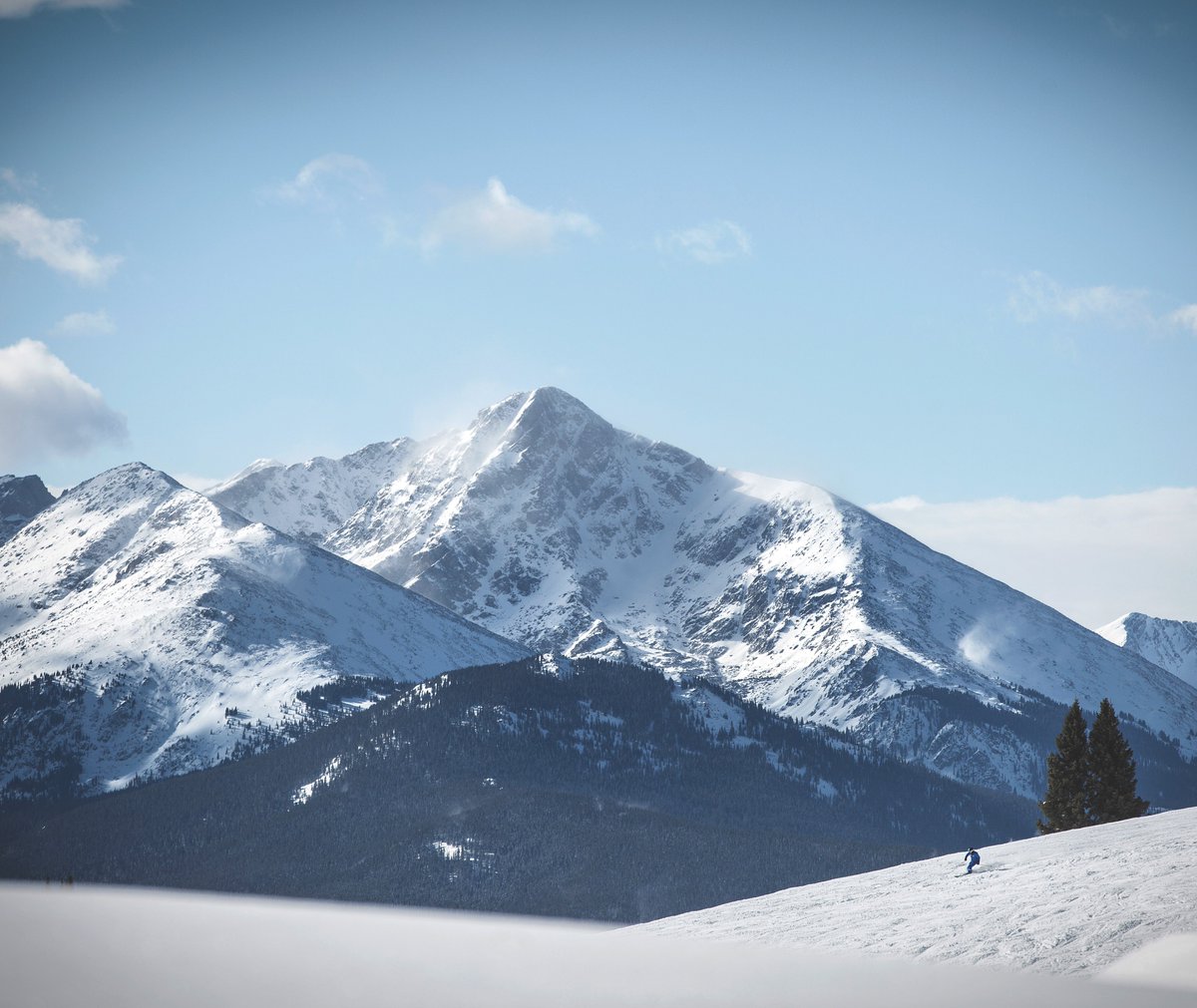 vailmtn's tweet photo. Mount of the Holy Cross showing itself off today on a perfect bluebird day. #Vail https://t.co/ziSJfVjPPy