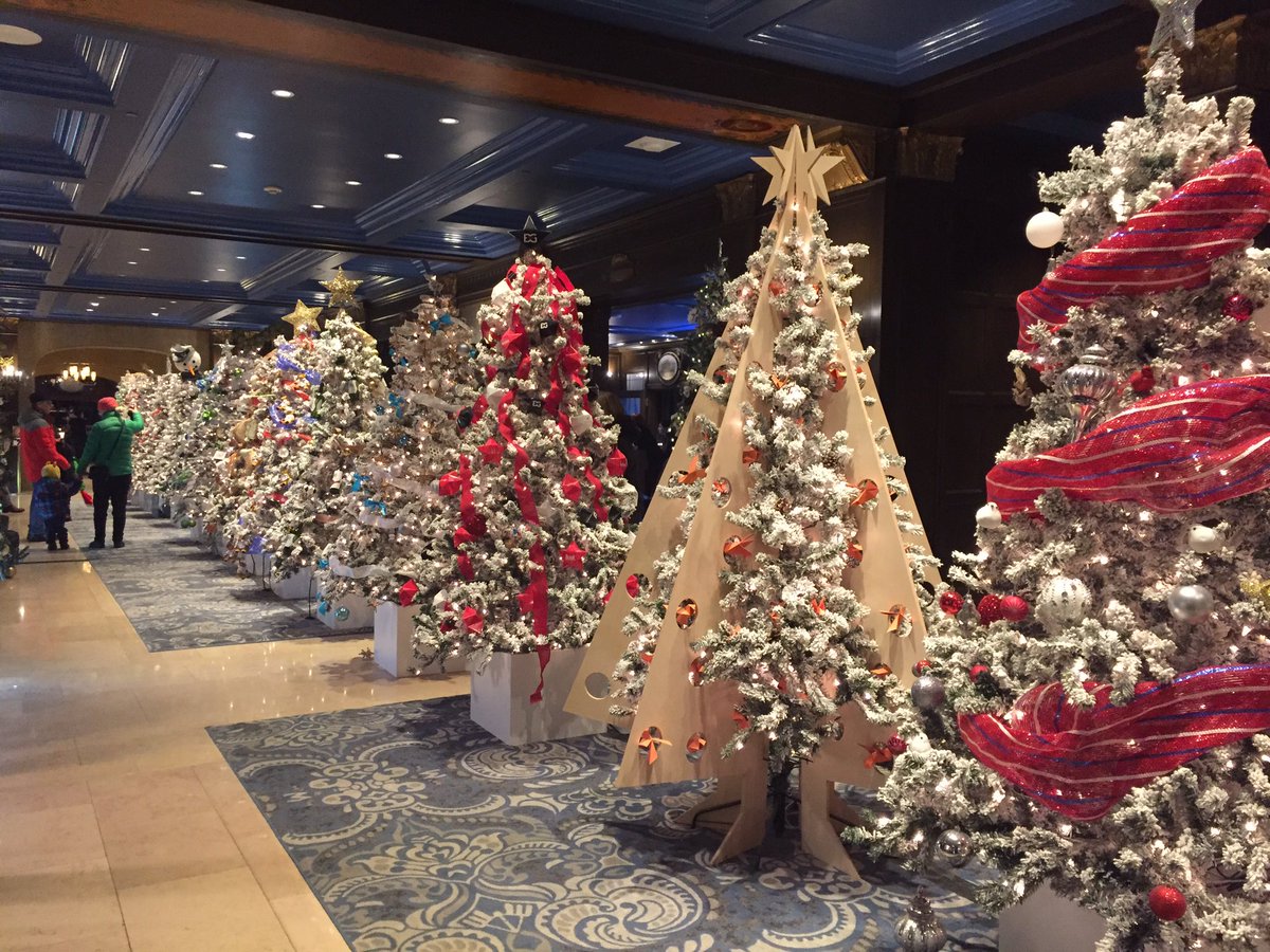 Mika Yms 9月帰国予定 Merry Christmas クリスマスカラーにライトアップされたchateau Frontenac ケベックの有名な高級ホテル とホテル内に飾ってある素敵なツリーたち Mika Yms 9月帰国予定 Merry Christmas クリスマスカラーにライトアップされたchateau Frontenac ケベックの有名な高級ホテル とホテル内に飾ってある素敵なツリーたち