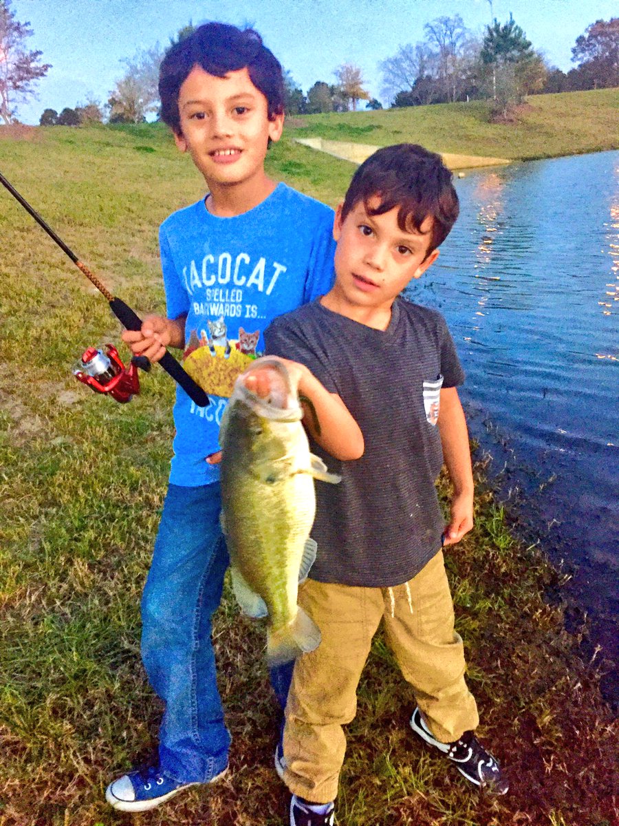 TperezWine's tweet photo. Catching your dinner @KristiLynnPerez #fishmasters #ChristmasEve #HappyHolidays https://t.co/RJjAfZ25Te