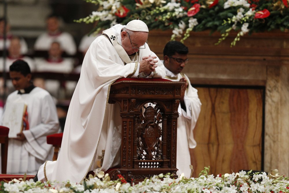 CatholicNewsSvc's tweet photo. PHOTOS from tonight's Christmas Eve Mass with #PopeFrancis (CNS/Paul Haring) More on our Facebook page: https://t.co/2bU3eyWwXj https://t.co/p7i9ePZIKj