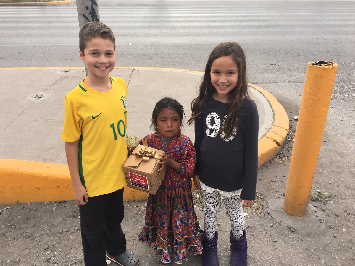 charlitod's tweet photo. Compartiendo la Navidad!! #OSOM #TimeToShare #ProjectCoachMx https://t.co/eZOIVDMeZR