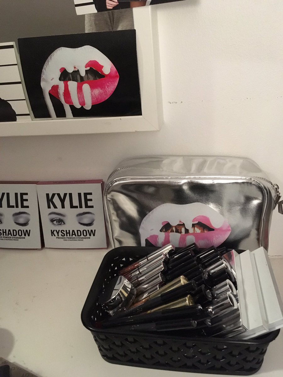 DagmarSif's tweet photo. @KylieJenner  @kyliecosmetics 🎄💕 https://t.co/c9jnuFp5qO
