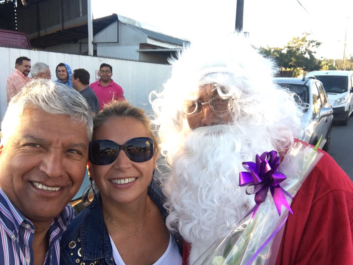 JorgeCastroValp's tweet photo. ¡Grande Jaimito por alegrar a los niños de Placilla en esta festividad 🎄! https://t.co/VDCRWz3ltm