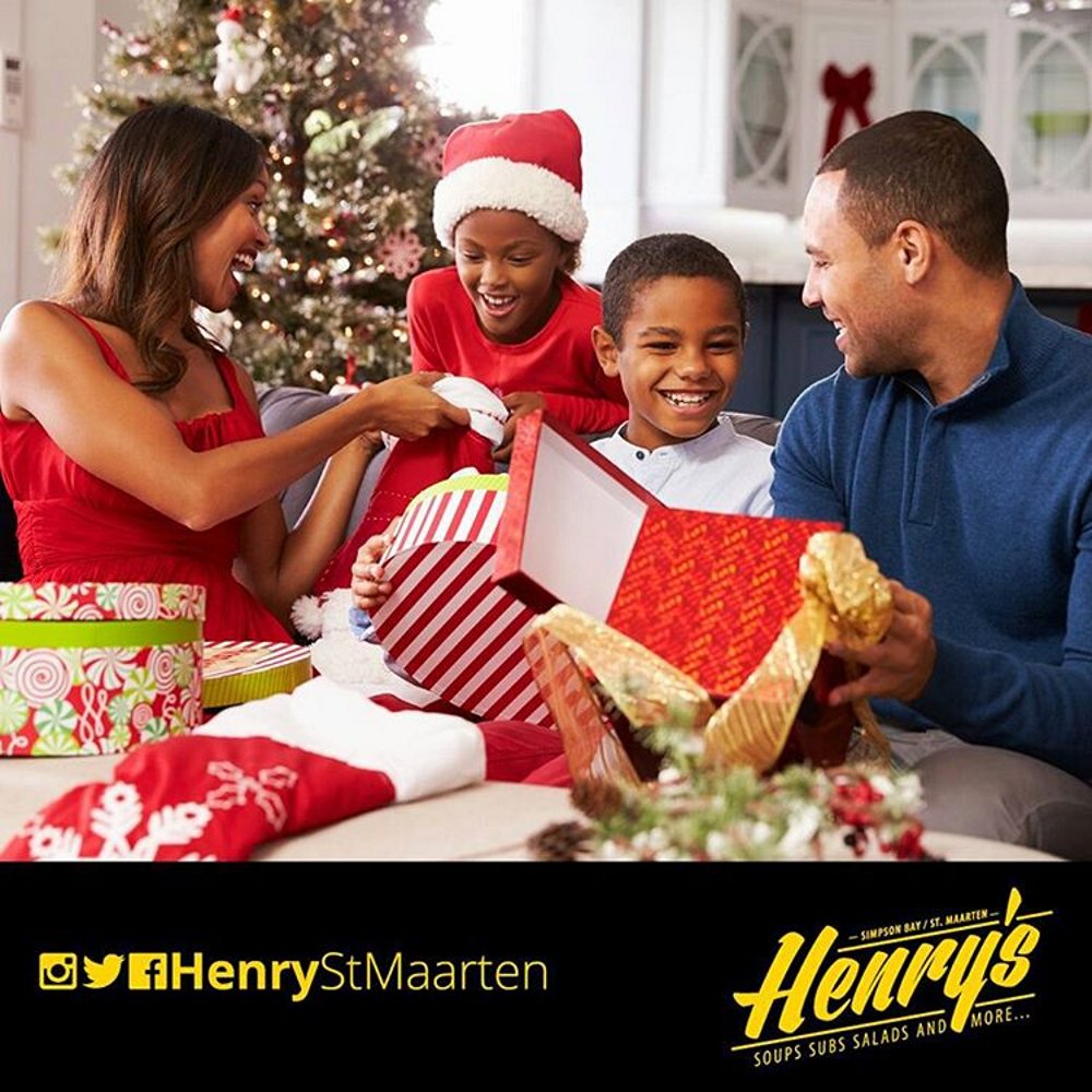 HenryStMaarten's tweet photo. #Christmas brings family together; May the true meaning of the holiday fill your heart and home with many blessings. #MerryChristmas https://t.co/NpzChoOxSu