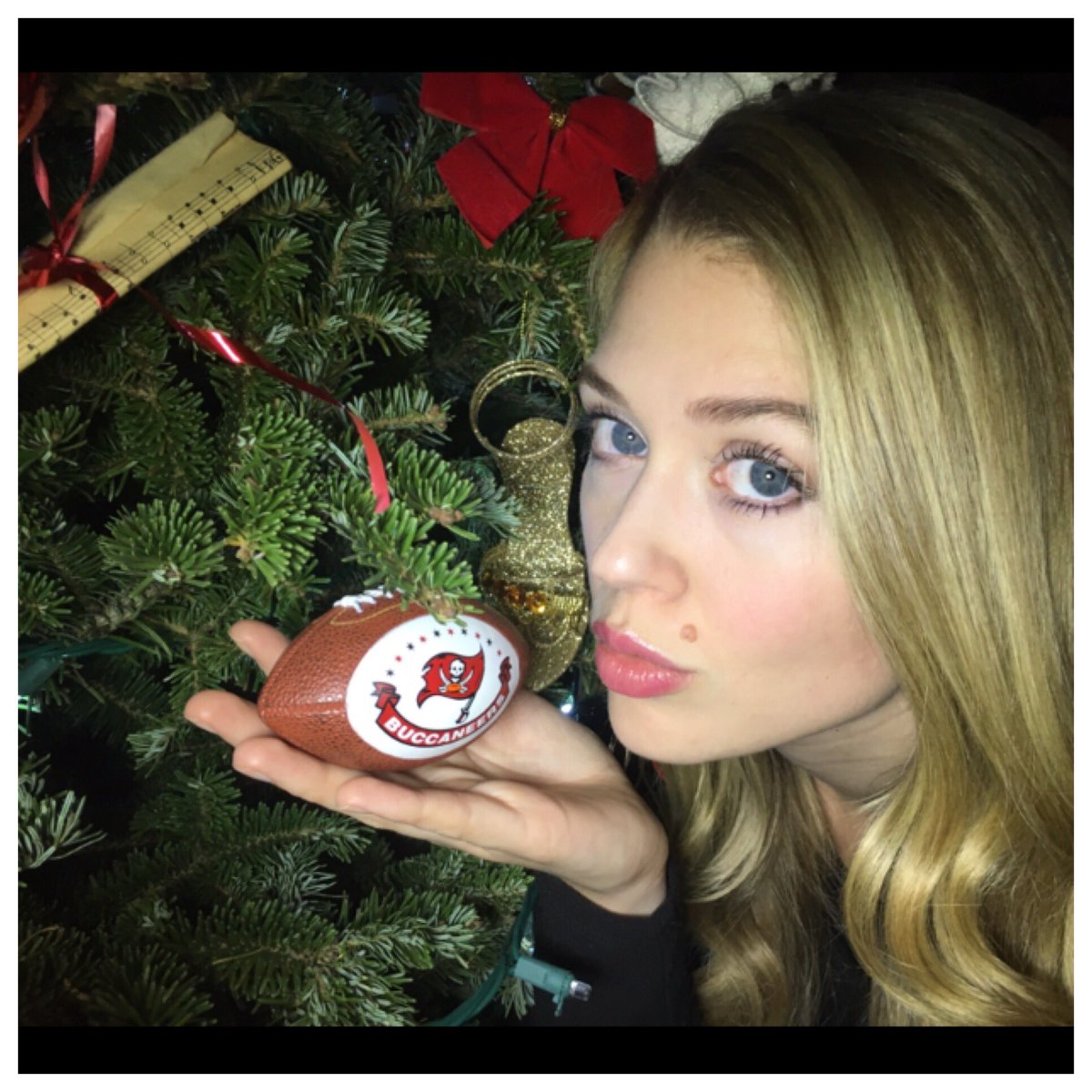 BrookeNewton's tweet photo. @TBBuccaneers made my #Xmas tree. Now just make the playoffs, please! #siegetheday @Tbbcheer https://t.co/WMAvXz3USg