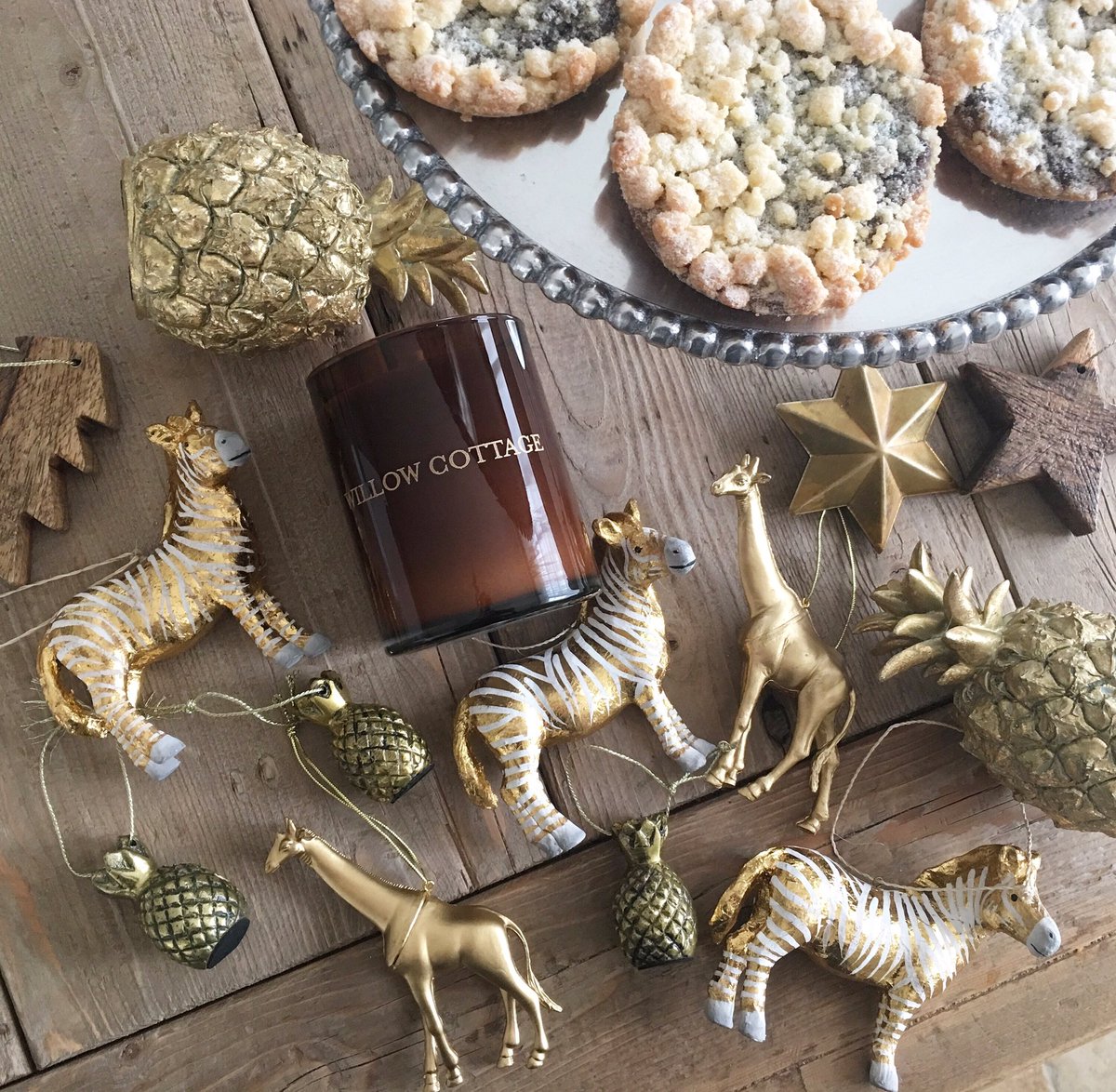 When your family decide to have an English Christmas, &amp; you're left in charge of the #Christmas decorations... #YouCanTakeTheGirlOuttaAfrica