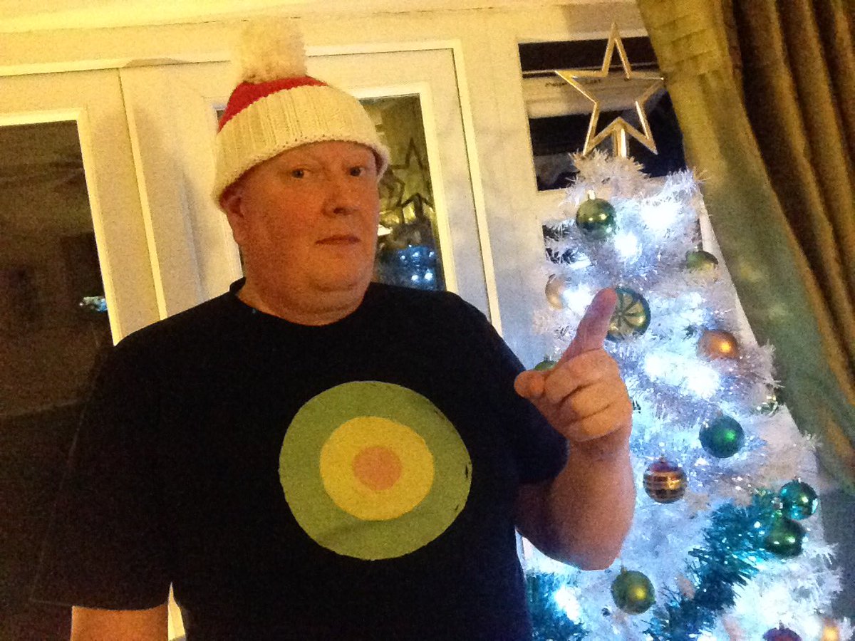 malcolmallen's tweet photo. @BTUB40 @b_travers_arts rockin the #roundal on what's left of Christmas Eve. Merry Christmas 🎄 one &amp; all #ub40 https://t.co/mhfoK4HcbZ