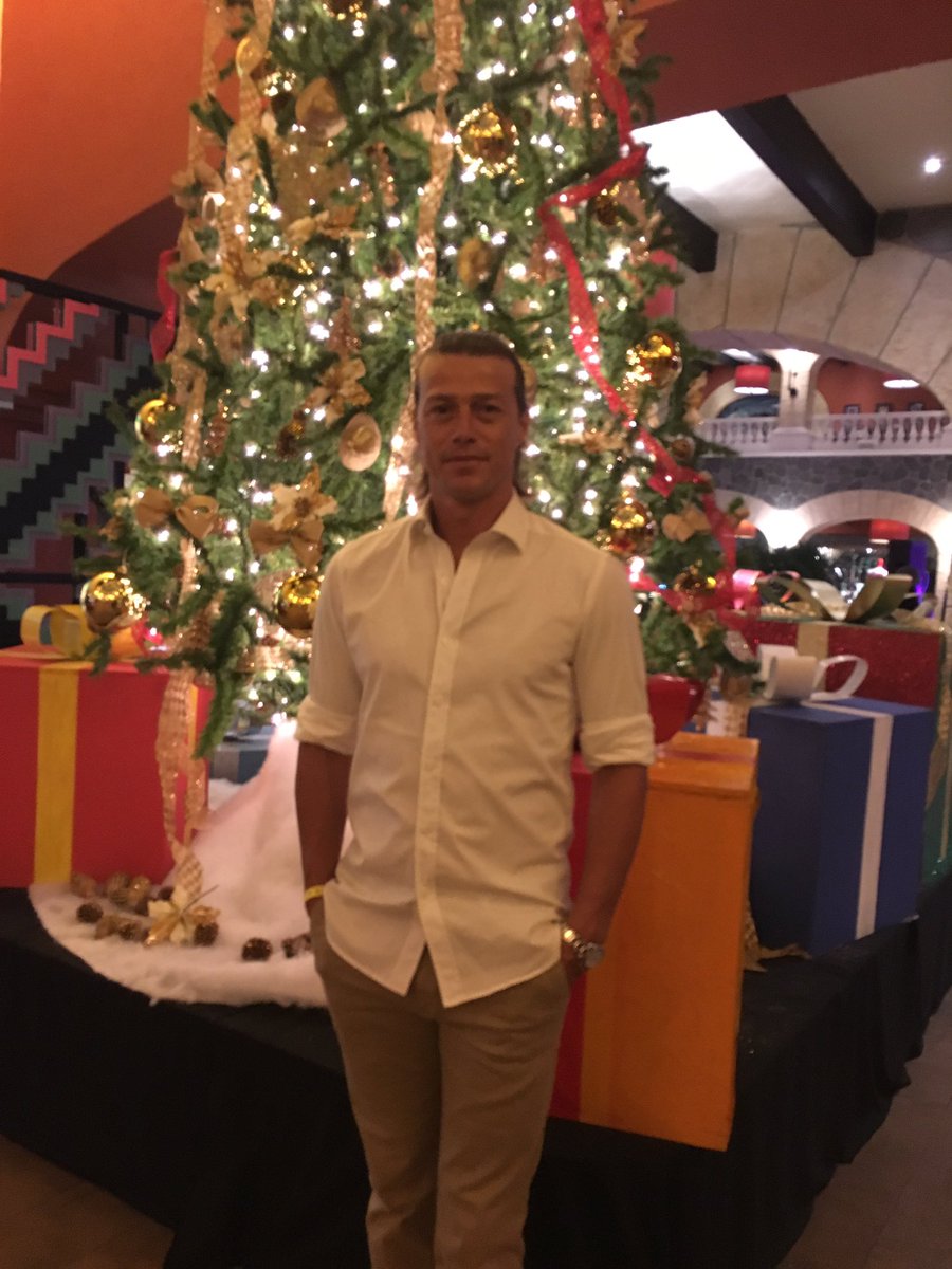 Que el nacimiento de Jesus sea un renacer en el amor. Que tengan salud, felicidad y paz. Feliz Navidad para cada uno de Uds!