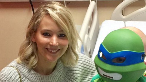 Jennifer Lawrence made her annual Christmas Eve visit to a local children's hospital in Kentucky today! jus.tj/1phz