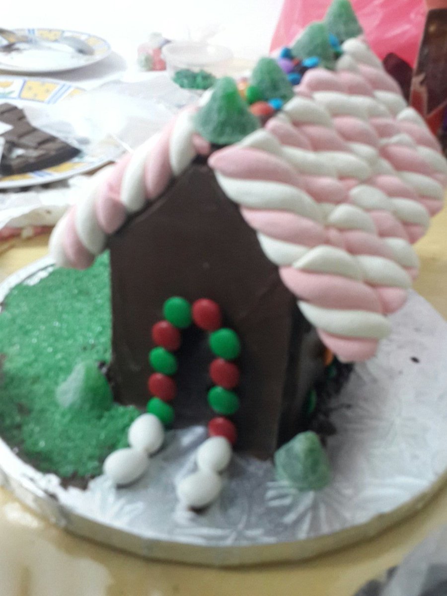 Andrea_rcos's tweet photo. @miseliti construyendo con mis hermanas una casita de chocolate navideña :) tradicion todas laa navidades https://t.co/xfIgR0Ek7r