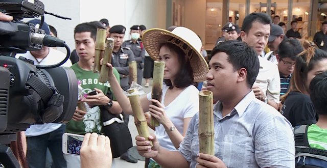 thaitvnews's tweet photo. Voice_TV: #WakeupTH แค่ยืนคนเดียวก็ถือว่าชุมนุม https://t.co/swGTGSx1t3 https://t.co/CRM6QBYnR5