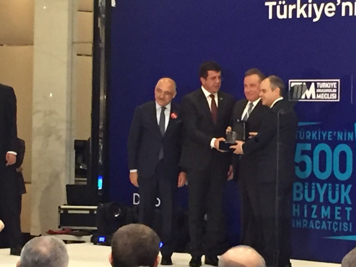 Bahcesehir's tweet photo. Türkiye'nin eğitim sektöründeki en büyük ihracatçısı ödülünün sahibi @Bahcesehir Üniversitesi  oldu. https://t.co/5ZYNV1hO1v