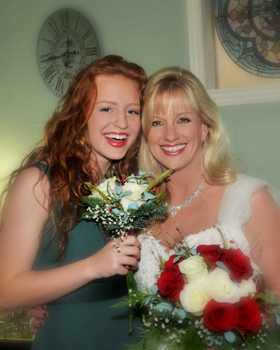katy_merkle's tweet photo. Such a great day with sweet friends and my beautiful mom as the bride❤️ https://t.co/wAFuZNkWNq