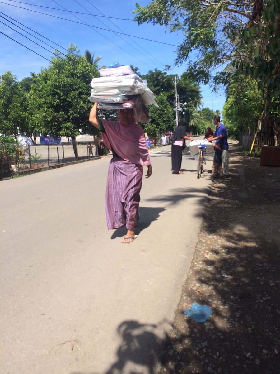 vhalhen123's tweet photo. #AcehEarthquake ongoing distribution of shelter kits at Meunasah Lok village by @PlanIndonesia &amp;its partner CFK #sharehumanity - super!! https://t.co/Iirm1fxWNm