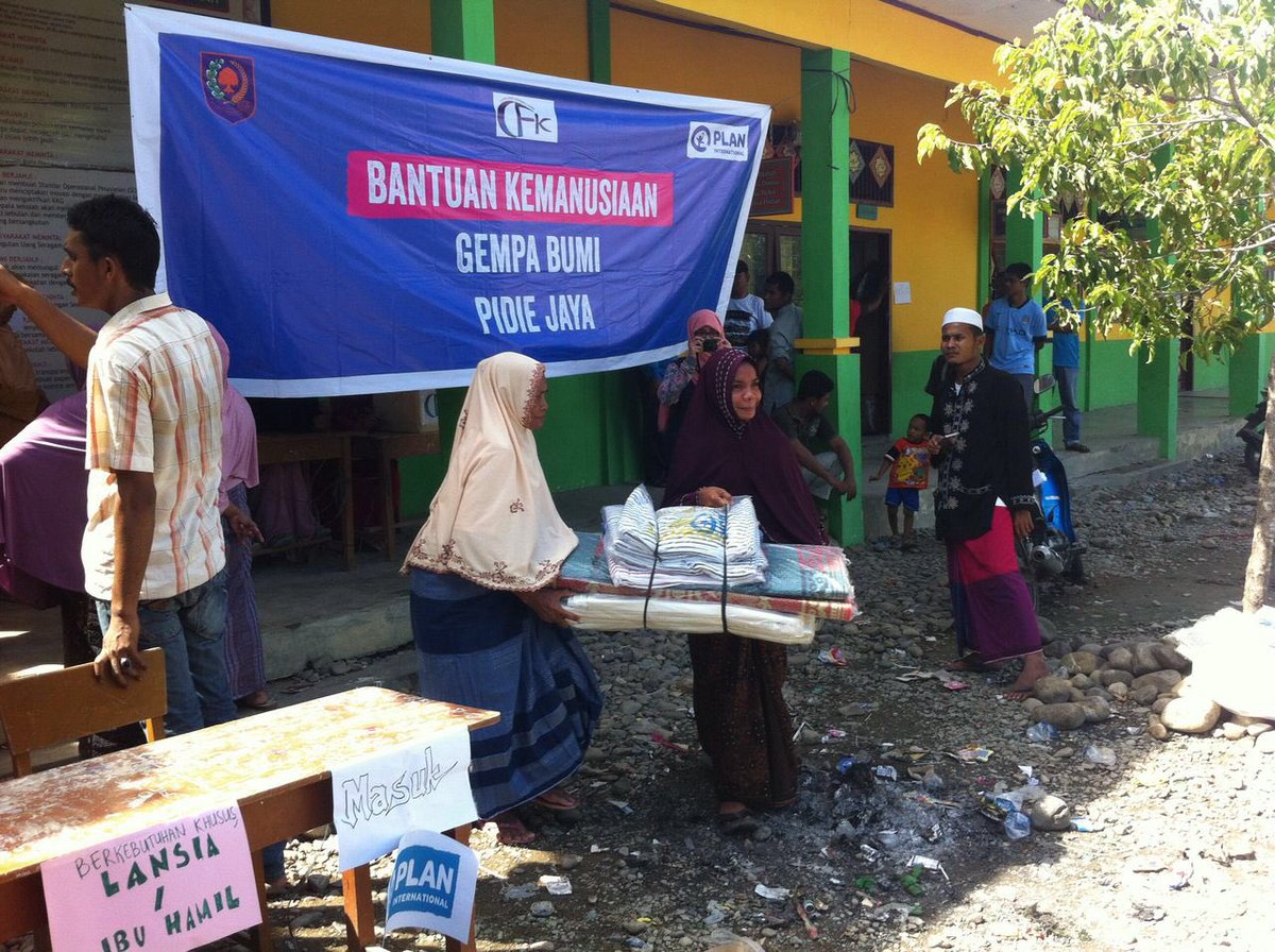 vhalhen123's tweet photo. #AcehEarthquake ongoing distribution of shelter kits at Meunasah Lok village by @PlanIndonesia &amp;its partner CFK #sharehumanity - super!! https://t.co/Iirm1fxWNm
