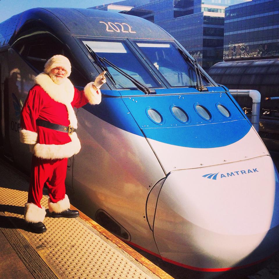 Amtrak's tweet image. Take a peek at holiday cheer on the rails: bit.ly/2i7oBk2.🎄