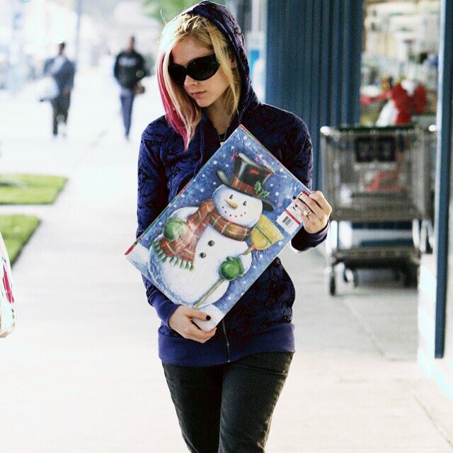 netAvrilFans's tweet photo. Merry Christmas people :) https://t.co/0he6lyrms9