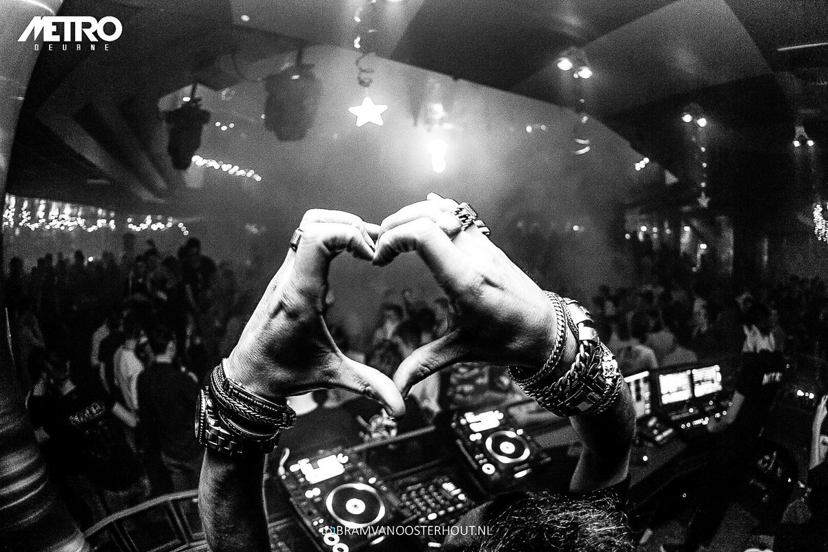 MUCH LOVE! 💥🎉 PACKED WITH FAMILIAR FACES. /\ FLYING TO ALMERE NOW. 💃<a href="/MetroDeurne/">Metro Deurne</a>