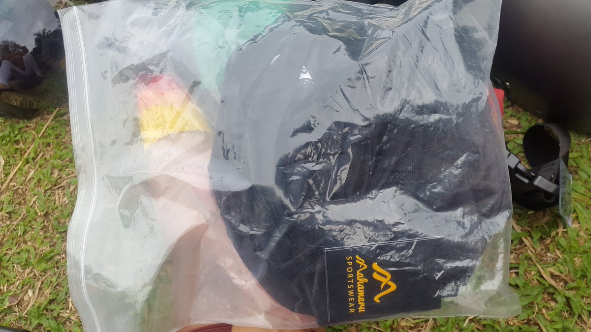 Yuk dibeli
kaos kaki Rumah Penjahat (maxim yellow, green &amp; white)
Lockring Sakra (black)
Bib Mahameru (size S)

Kita ditaman heulang loh...