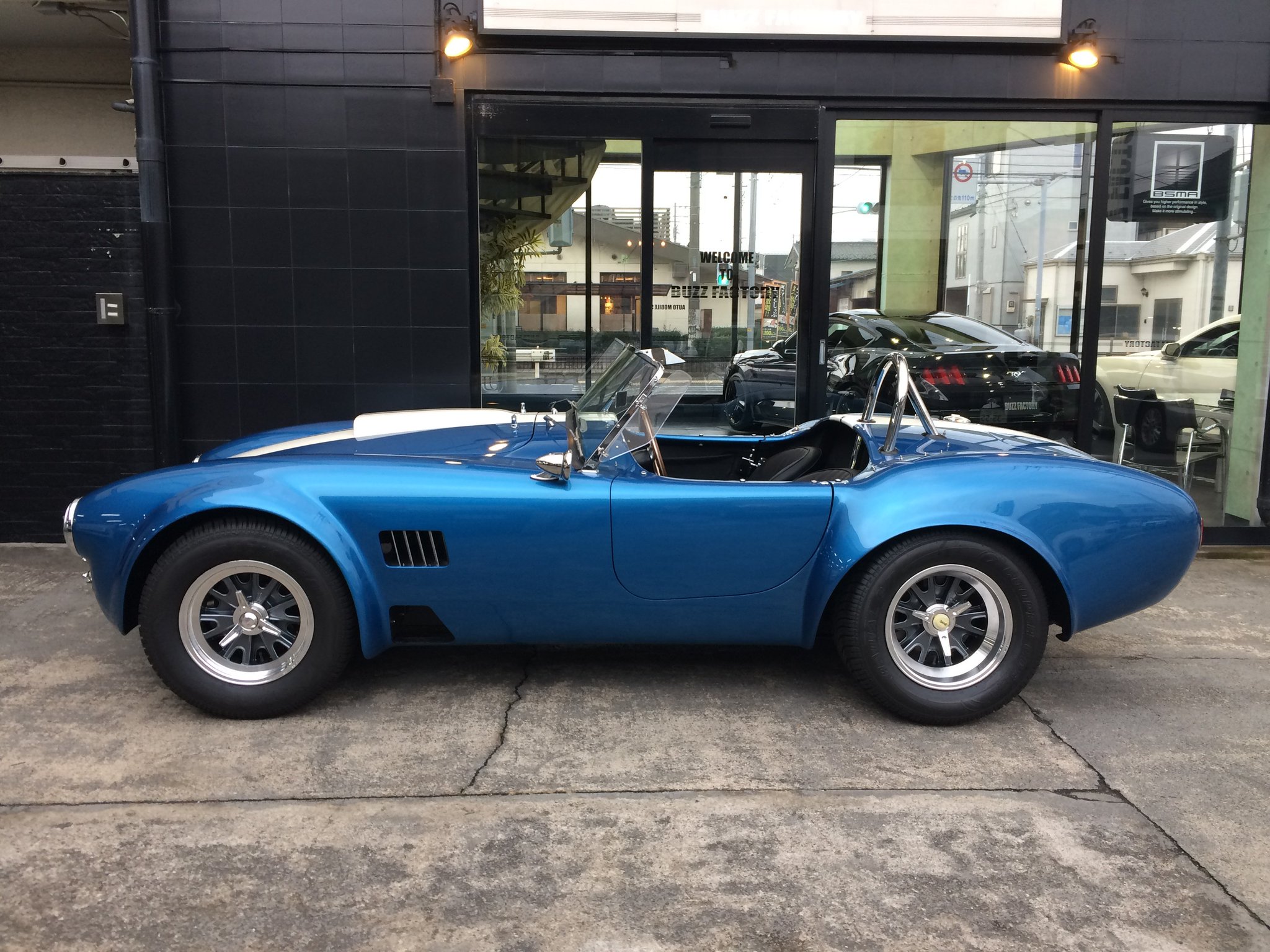 バズファクトリー 17 スーパフォーマンス Mk 427 シェルビーコブラ レプリカとmk 302 シェルビーコブラ レプリカ 17年モデルの新車が2台同時に入庫しました ちなみに 現在2台仲良く並んでショールーム展示中です シェルビーコブラ