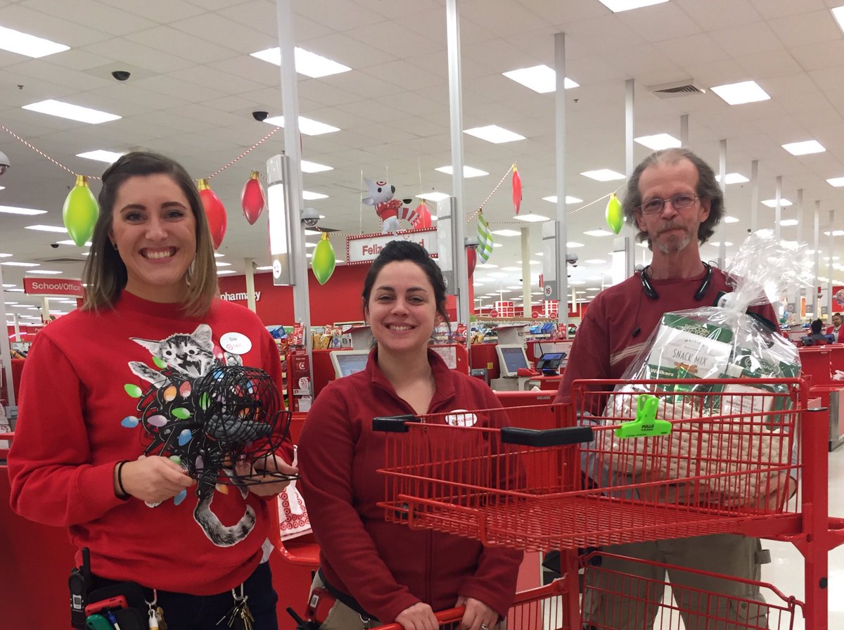 Christmas Eve Raffle! Thankful for all of the team members working tonight @KTeam1950 <a href="/Jeff_DeMoss/">Jeff DeMoss</a> <a href="/brittneyb1231/">Brittney Barber</a>