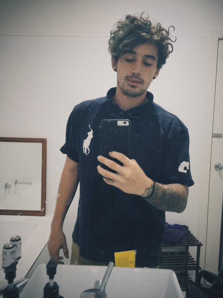 luke_brooks's tweet photo. Merry Christmas to all my beautiful girls and guys, hope everyone has a bit of happiness in some form today ☺️🌲🎅🏽❤️ https://t.co/kJZR9dQU87