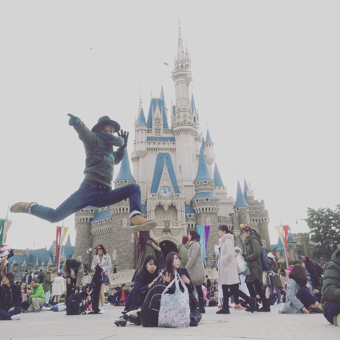 w_naru_nakai's tweet photo. 毎年やってます。

#ディズニーランド #シンデレラ城 #hiltyandbosch #ヒルティージャンプ #hiltyjump #GoldEnhance #中井 https://t.co/67vH7iuceZ