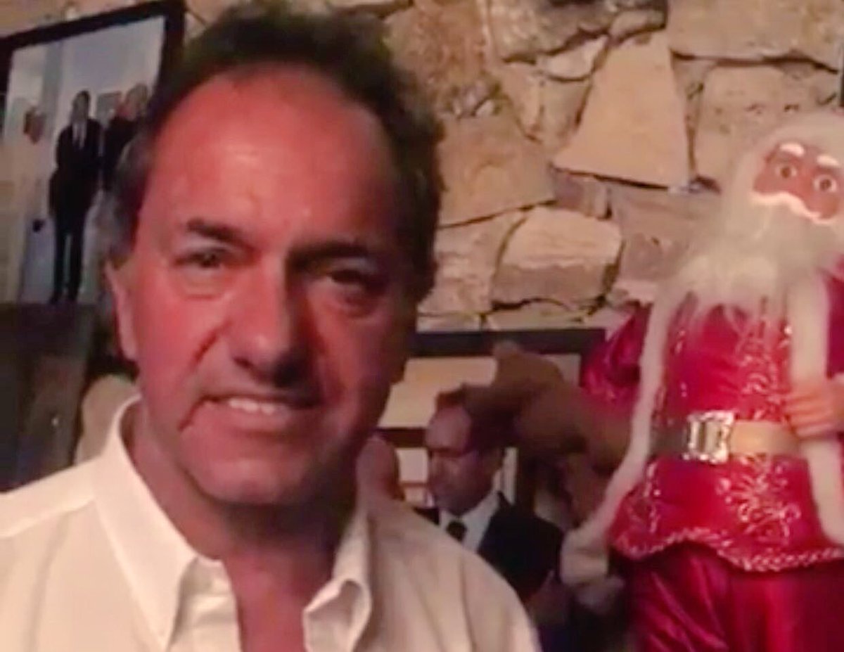 MickyBalbiani's tweet photo. Es muy impresionante la atracción que siente Daniel Scioli por los muñecos https://t.co/jg9GBUjcoH