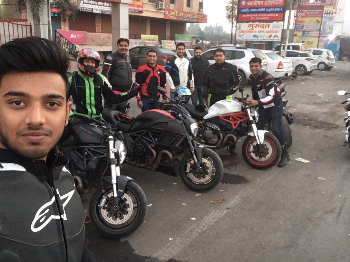 DesmoClubPune's tweet photo. DOC Pune rides to Bhigwan today! #ducatisti #christmasride #ducati https://t.co/em14XPUjwb