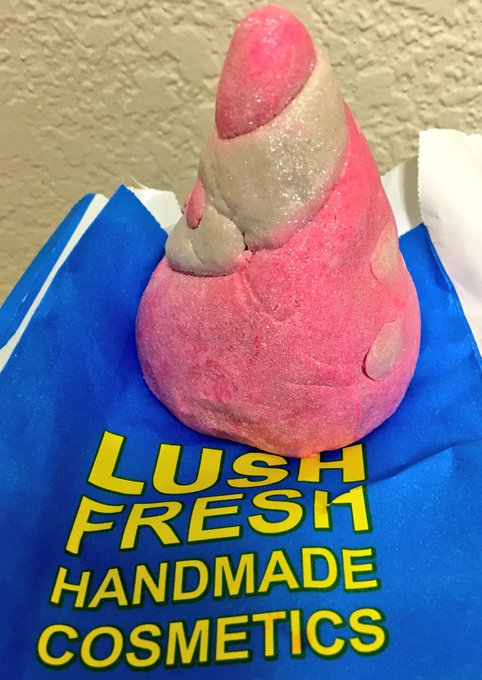 I'm going to use this delicious smelling bubble bar tonight #bubblebar  #bathtime 💕🛁 https://t.co/oS<a href="/tag/bathtime"class="tags"><span>#bathtime</span></a><a href="/tag/bubblebar"class="tags"><span>#bubblebar</span></a>