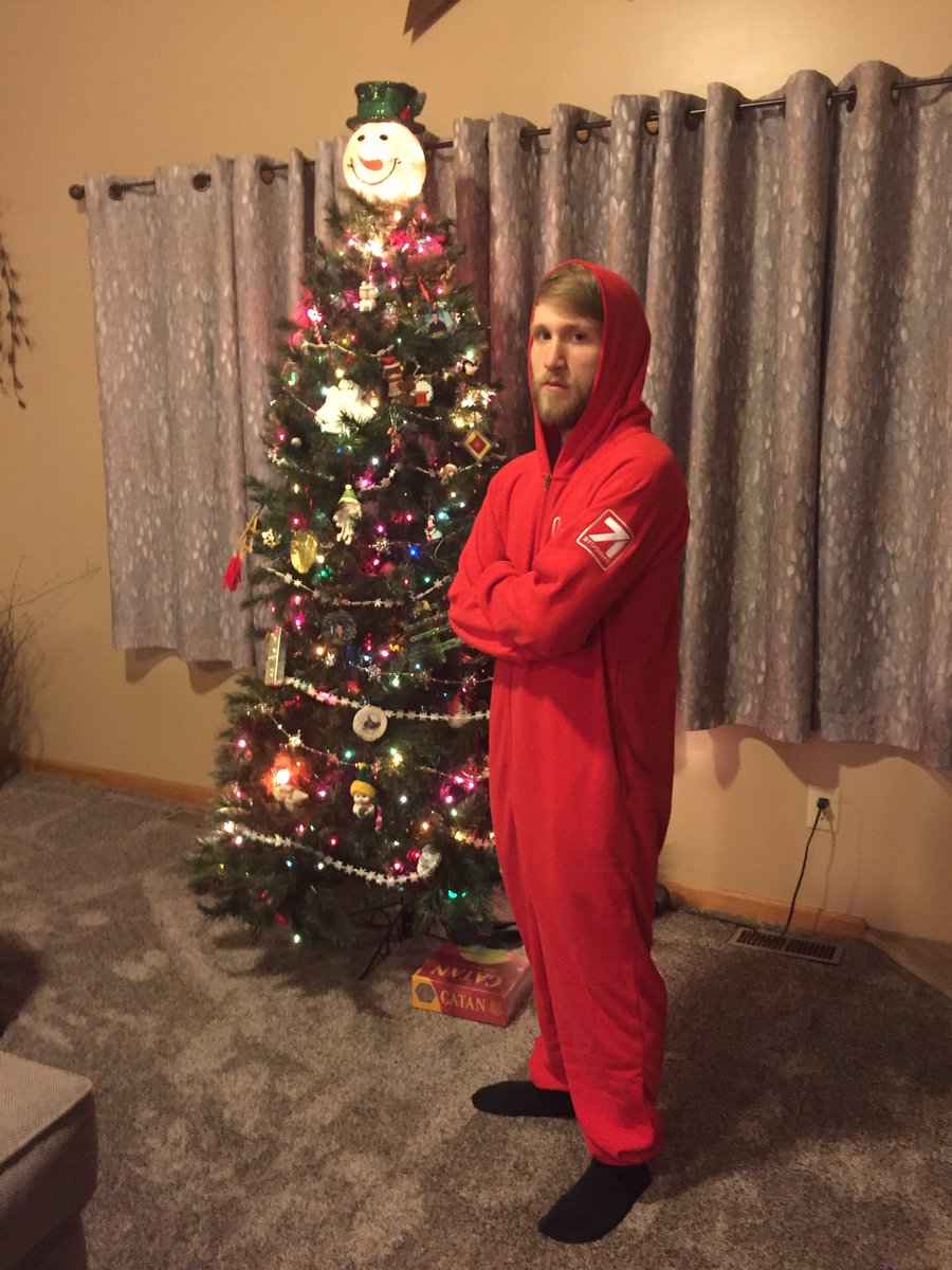 Merry Christmas to my friends at <a href="/Studio71US/">Studio71</a> 🎅🏻😬 Bout to go jump up and down on my bed 👍🏼