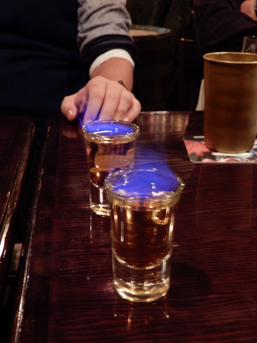 Ohta Akira ビアバー アボットチョイス Abbot S Choice 新宿店 ラストにビアカクテル フレイミング ドクターペッパー でもメニューにあったかな ショットグラスのアマレットにアルコール度数の高い ウォッカやラムを浮かべて火をつけ それをビール