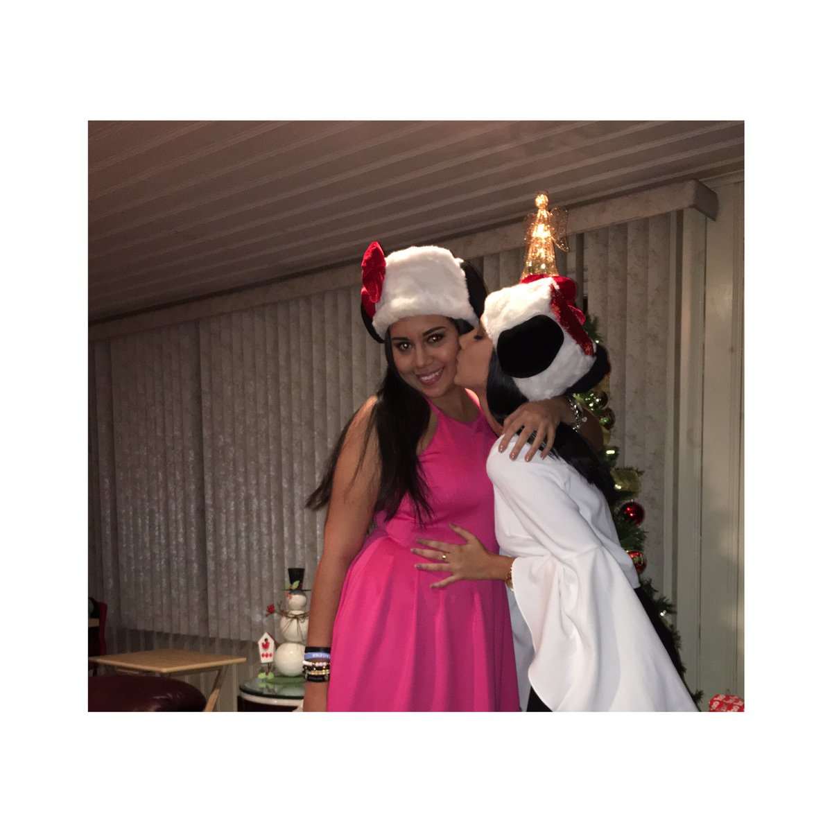 mjportnoyb's tweet photo. Esta es casi la ultima foto que monto con Daniela en el año, perdonen la intensidad. Feliz navidad🎄❤️ #enlosestadosunidos #conlosastros https://t.co/ay2lhhnJ08