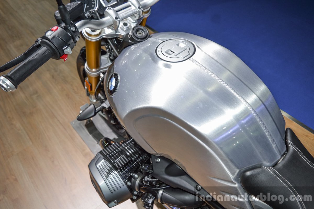 RnineTのスクランブラーのタンクはガンメタのマットで、私的には