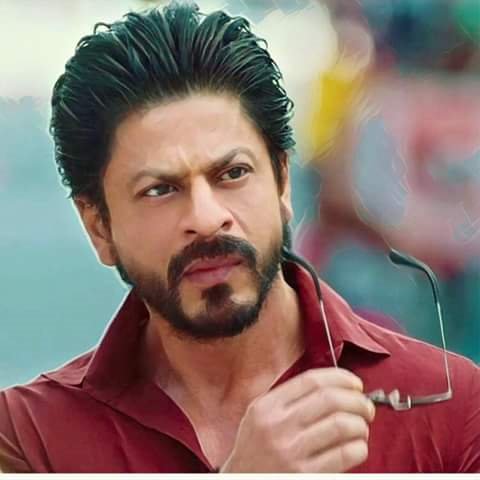 Shahrukh Khan shows off his locket at Raees TRAILER LAUNCH - YouTube