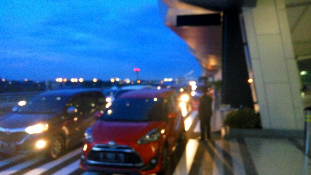 mawaluddin's tweet photo. Matahari pagi merekah merah, menyambut aktifitas bandara di T3 CGK pada Minggu 25 Desember 2016 😊 https://t.co/t3rSRSQnNi