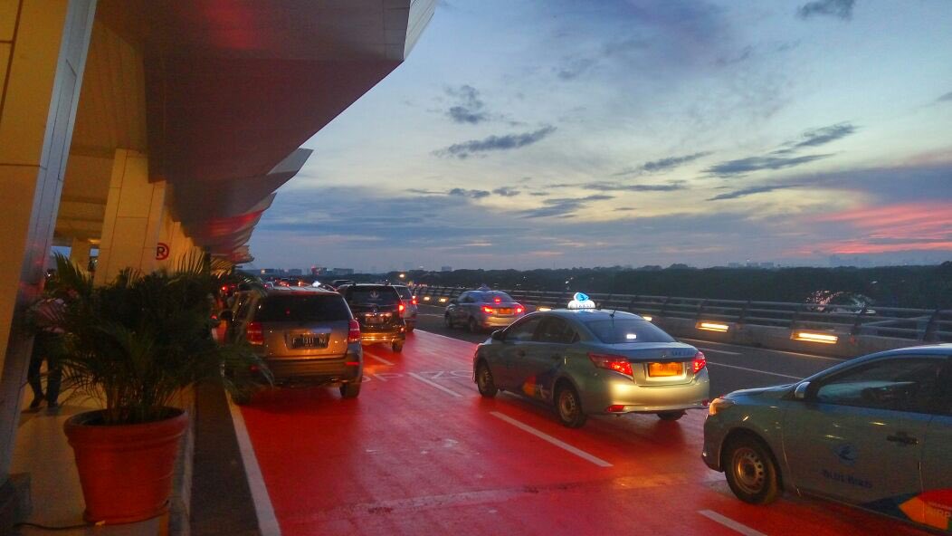 mawaluddin's tweet photo. Matahari pagi merekah merah, menyambut aktifitas bandara di T3 CGK pada Minggu 25 Desember 2016 😊 https://t.co/t3rSRSQnNi