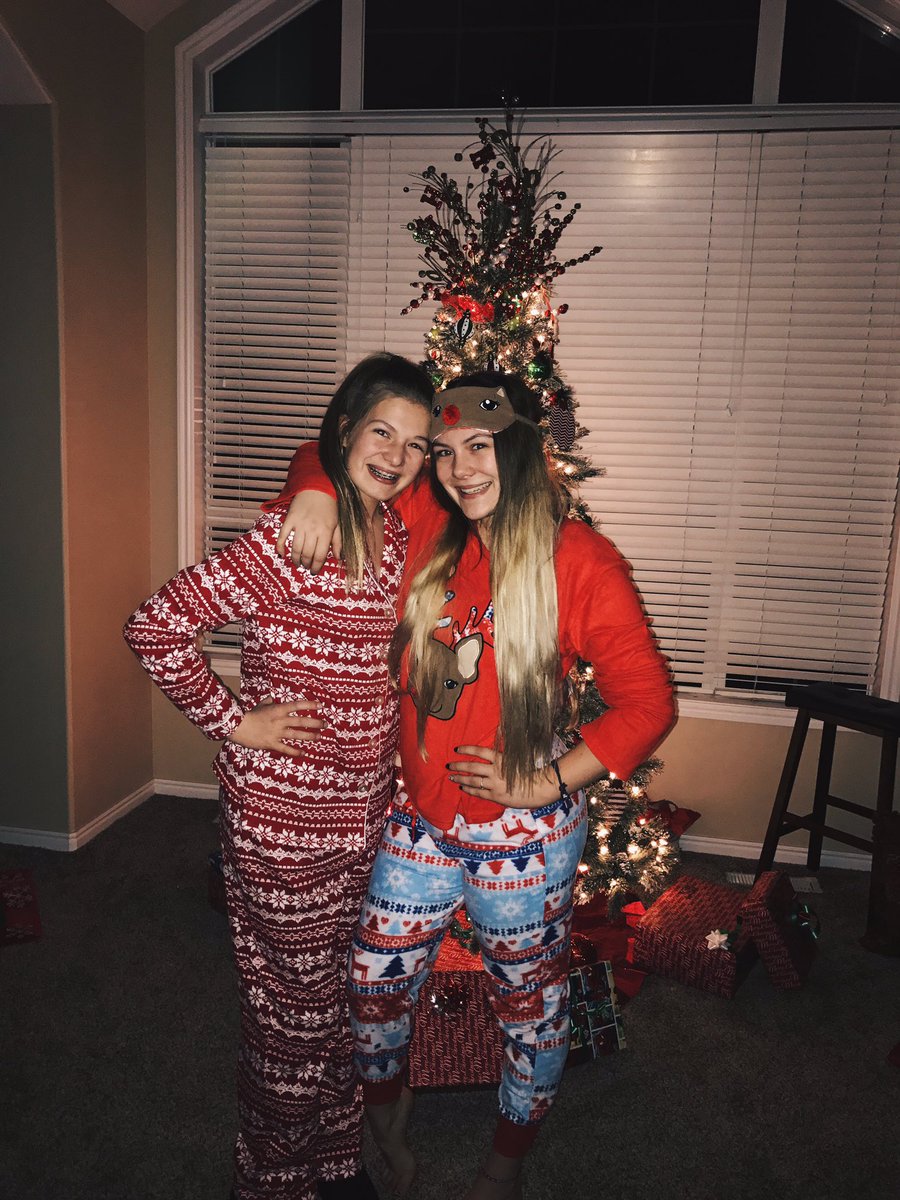 tswalloww's tweet photo. the night before christmas u know https://t.co/STr0w8i86x