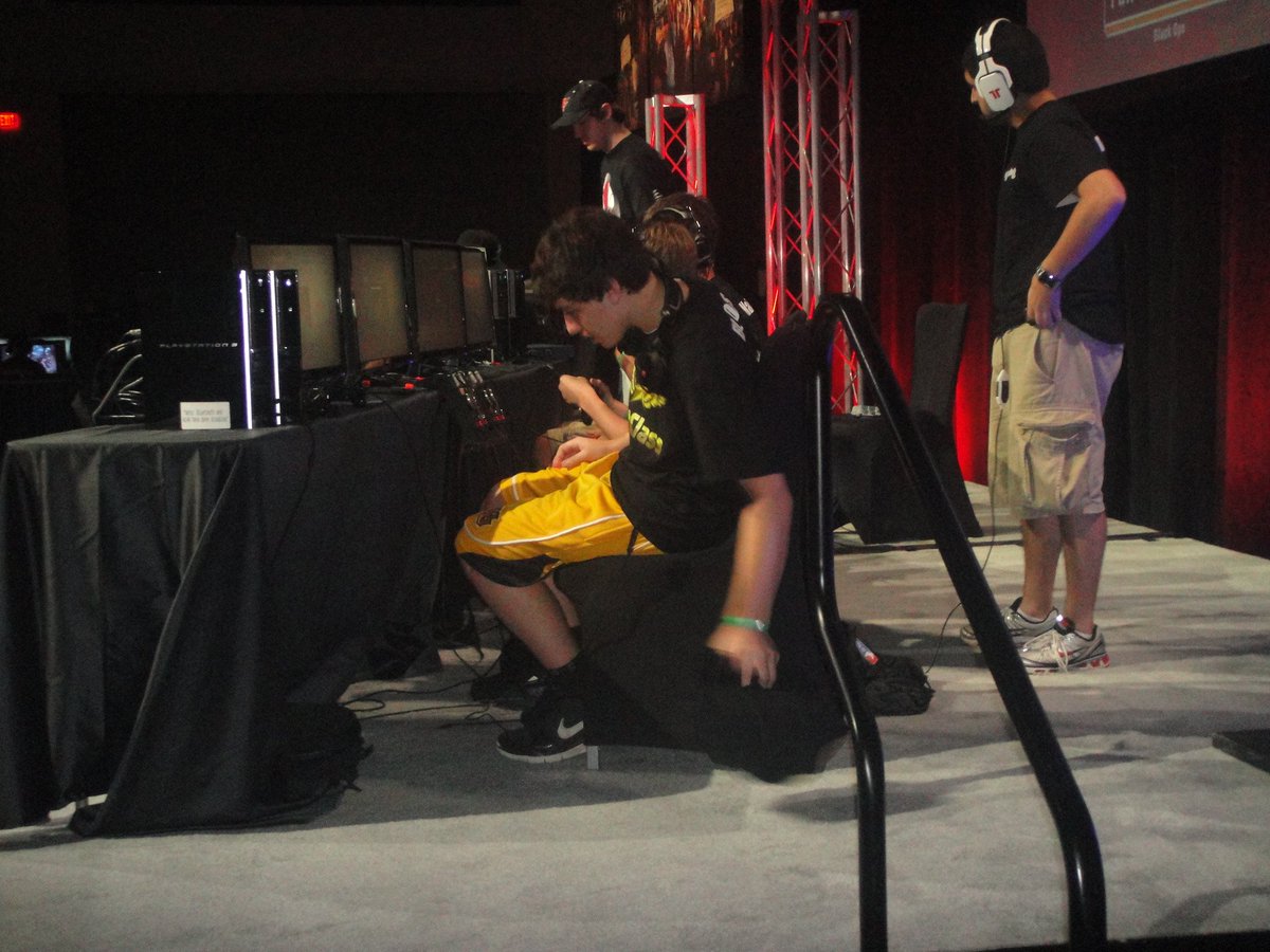 paliiboy's tweet photo. More strolls down memory lane. Where these guys at now? S/O to the ref snoozing. #MLGRaleigh2011 #BlackOps1 #MafiaGaming @ShawnGamurs https://t.co/EyBtOHiLNH