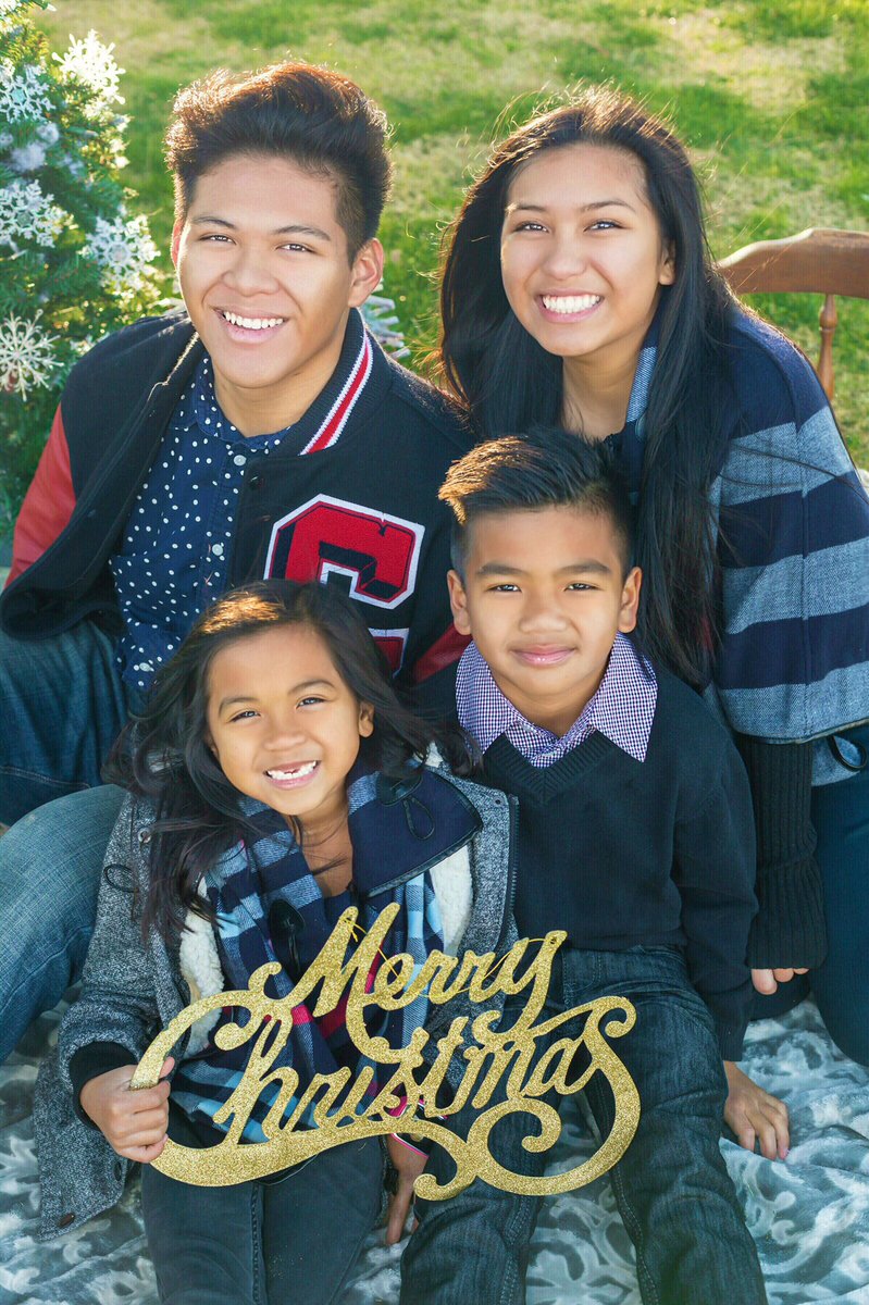 TheItMom's tweet photo. Merry Christmas & Happy Holidays from our family to yours! 💋 @TheItDad #MerryChristmas #HappyHolidays #OurFamily #TheTehs #Christmas🎄 https://t.co/txuiZUlIEC