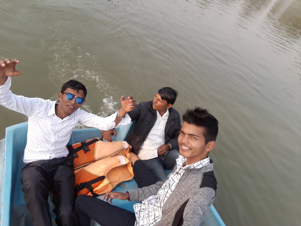 BmessiJr's tweet photo. Moments to remember...... #jamunkhadi #jhapa #boating #fun https://t.co/67UztXOq8M
