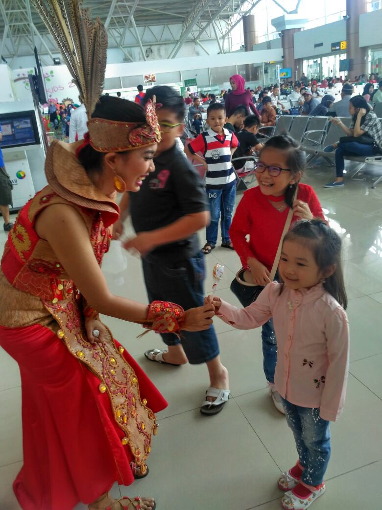 INJairports's tweet photo. Customer Service d Bandara Supadio-Pontianak @PNK_AP2 membagikan permen dan coklat kepada anak2, indahnya berbagi  kebahagiaan #smileairport https://t.co/V7ryhcjUhf