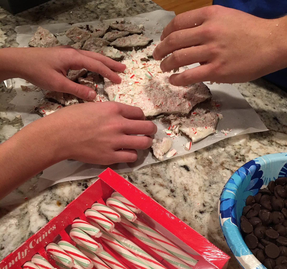 joanneborzakian's tweet image. #PresentsUnderTheTree 🎁🎄While in our kitchen our kids make desserts &amp;amp; homemade peppermint bark #FamilyTime #ChristmasEve #LoveChristmas ❤️🎅🏽