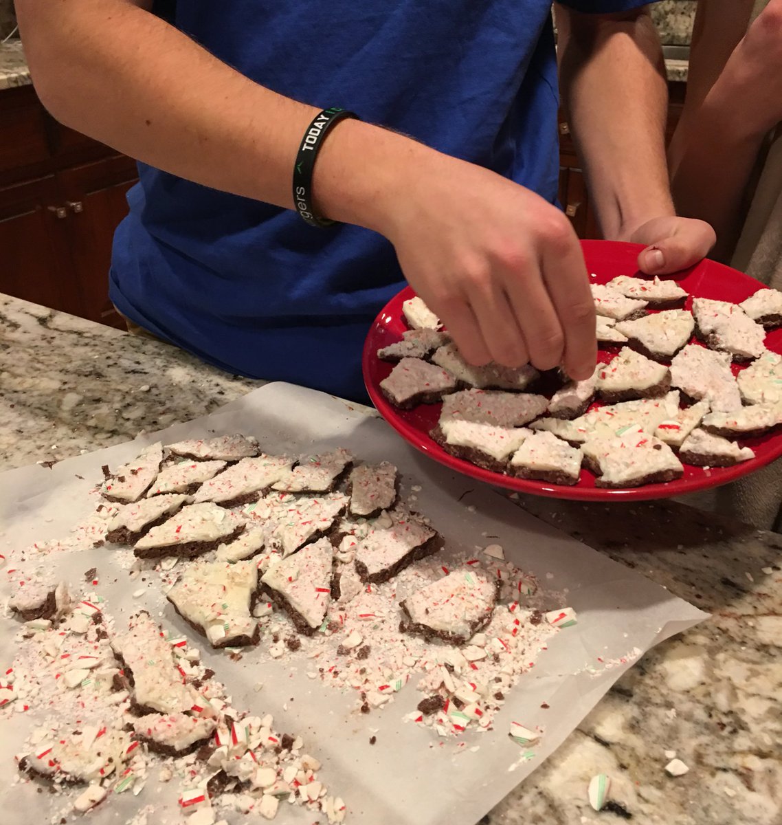 joanneborzakian's tweet image. #PresentsUnderTheTree 🎁🎄While in our kitchen our kids make desserts &amp;amp; homemade peppermint bark #FamilyTime #ChristmasEve #LoveChristmas ❤️🎅🏽